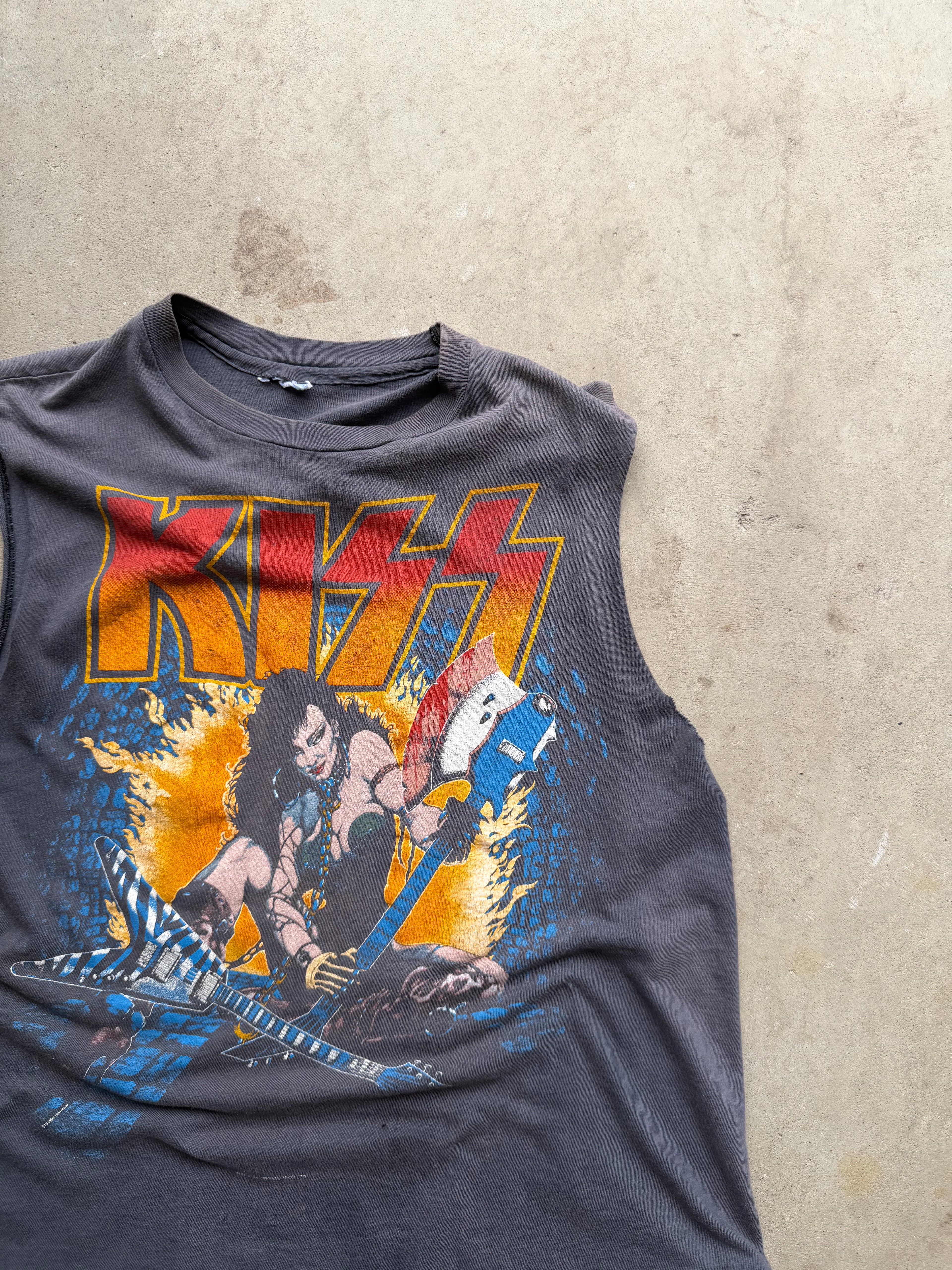 80s Faded Kiss Chopped Band Tee (SMALL)