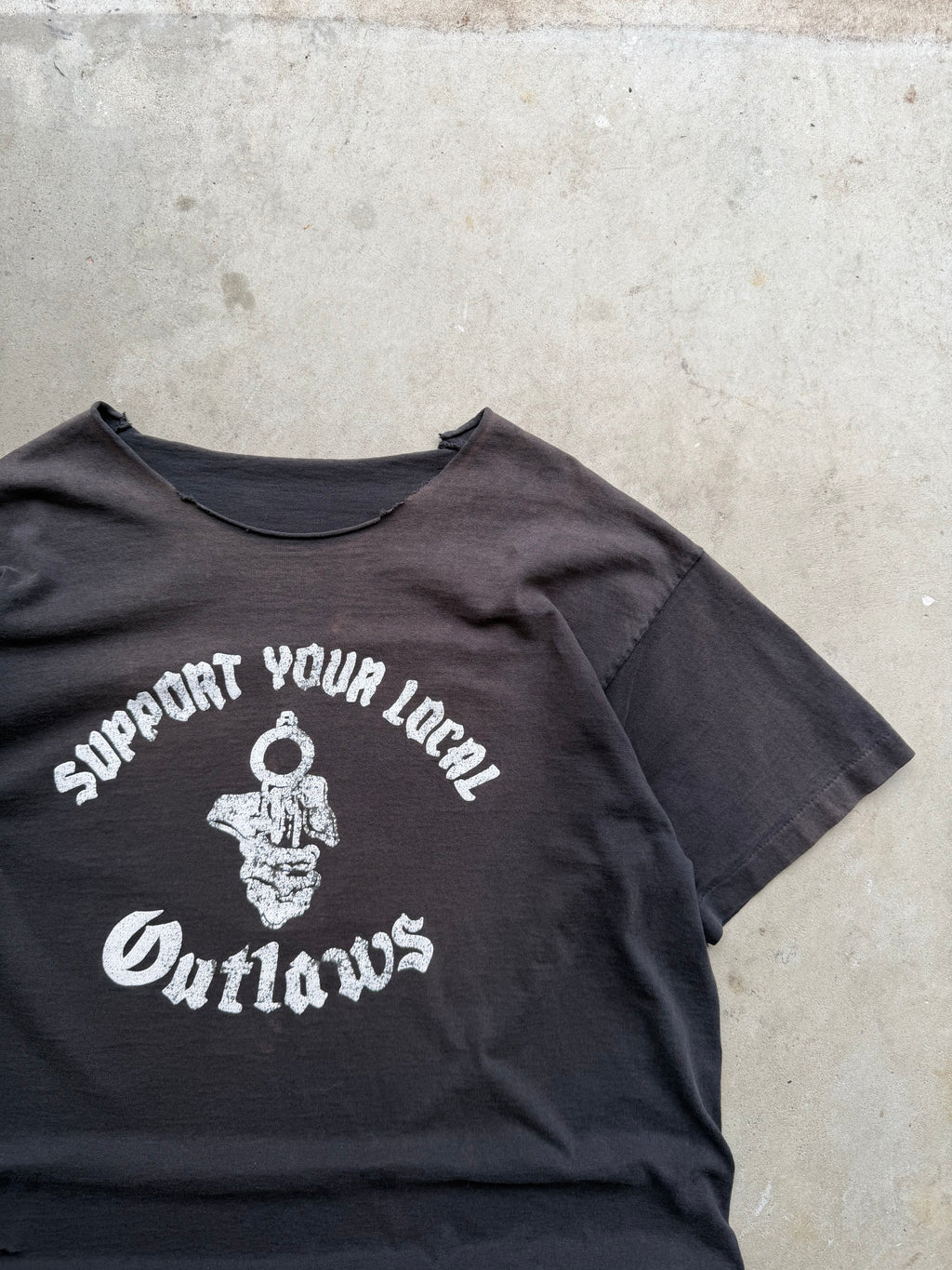 90s Support Your Local Outlaws Gun Tee (LARGE)